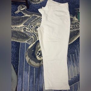 Excellent Condition- Old Navy white jean capri “the flirt” Size 16